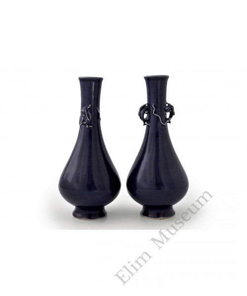 1490  A Yuan sapphire blue long neck vase